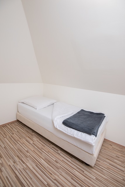 Wohnung 1 EG: Schlafzimmer mit Einzelbett