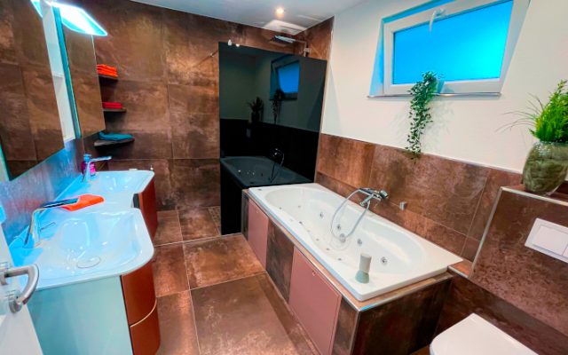 Wohnung 6 Komfort: Badezimmer mit Whirlpool-Wanne und Dusche