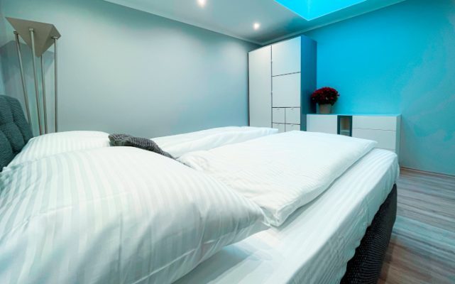 Wohnung 7 Komfort: Schlafzimmer mit Boxspring Einzelbetten (zusammengestellt)