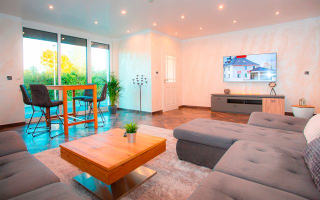 Wohnung 7 Komfort: Wohn- und Esszimmer mit Blick nach draußen